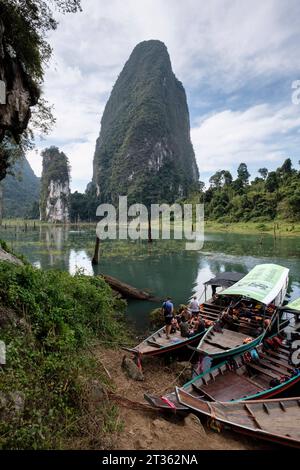 Landschaft beim Eingang der Pra Kai Petch Cave - Khao Sok Nationalpark - Thailand, Dezember 2022 *** Landschaft am Eingang der Pra Kai Petch Cave Khao Sok Nationalpark Thailand, Dezember 2022 Credit: Imago/Alamy Live News Stockfoto