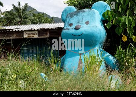 Großer blauer Bär vor einem Haus - Phang Nga - Thailand, Dezember 2022 *** großer blauer Bär vor einem Haus Phang Nga Thailand, Dezember 2022 Credit: Imago/Alamy Live News Stockfoto