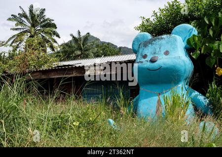 Großer blauer Bär vor einem Haus - Phang Nga - Thailand, Dezember 2022 *** großer blauer Bär vor einem Haus Phang Nga Thailand, Dezember 2022 Credit: Imago/Alamy Live News Stockfoto