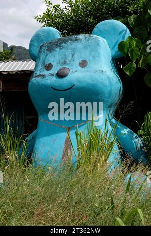 Großer blauer Bär vor einem Haus - Phang Nga - Thailand, Dezember 2022 *** großer blauer Bär vor einem Haus Phang Nga Thailand, Dezember 2022 Credit: Imago/Alamy Live News Stockfoto