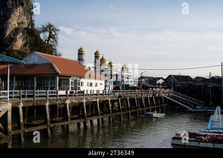 Panyee Darussalam Moschee auf Koh Panyee Fischerdorf auf Stelzen - Phang Nga Bay - Thailand, Dezember 2022 *** Panyee Darussalam Moschee auf Koh Panyee Fischerdorf auf Stelzen Phang Nga Bay Thailand, Dezember 2022 Stockfoto