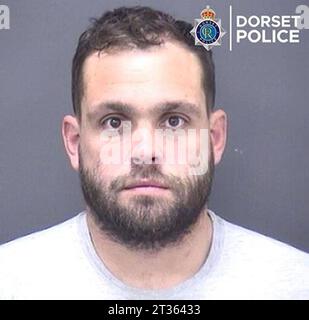 Foto der undatierten Handzettel von Dorset Police des Getränkefahrers Dale Clark, der am Bournemouth Crown Court zu einer Haftstrafe von drei Jahren und acht Monaten verurteilt wurde, weil sie in eine Mutter gestürzt war, die es schaffte, den Kinderwagen ihres Babys auf der Redhill Avenue in Bournemouth aus dem Weg zu schieben kurz nach 9:00 Uhr am 11. April 2023. Ausgabedatum: Montag, 23. Oktober 2023. Stockfoto