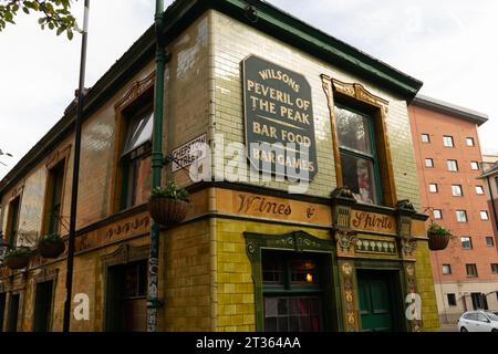 Peveril vom Peak Public House. Traditioneller Pub mit gefliestem Außenbereich. Chepstow Street. Zeichentext Bar Food Bar Games. Manchester UK Stockfoto