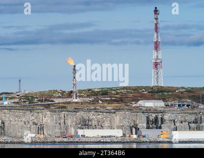 Hammerfest, Norwegen. August 2023. Brennende Gasfackel am LNG-Terminal Hammerfest (LNG für Flüssigerdgas). Die LNG-Anlage ist eine der größten in Norwegen und wurde 2022 modernisiert. Norwegen ist ein wichtiger Gaslieferant für Europa. Quelle: Soeren Stache/dpa/Alamy Live News Stockfoto