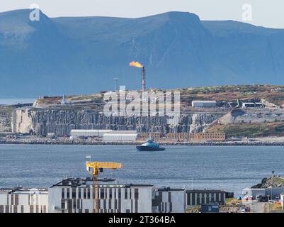 Hammerfest, Norwegen. August 2023. Brennende Gasfackel am LNG-Terminal Hammerfest (LNG für Flüssigerdgas). Die LNG-Anlage ist eine der größten in Norwegen und wurde 2022 modernisiert. Norwegen ist ein wichtiger Gaslieferant für Europa. Quelle: Soeren Stache/dpa/Alamy Live News Stockfoto