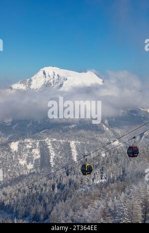 Österreich, Salzburger Land, St. Gilgen, Zwolferhornbahn mit nebelumhülltem Schafberg im Hintergrund Stockfoto