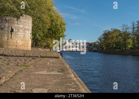 Blick entlang des Flusses Ouse in Richtung Lendal Bridge, York England Großbritannien. oktober 2023 Stockfoto