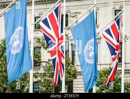 London, Großbritannien. Oktober 2023. Die Flaggen der Vereinten Nationen werden heute auf dem Parlamentsplatz mit den Flaggen der Union Jack gehisst, vor dem Tag der Vereinten Nationen, der morgen, den 24. Oktober, begangen wird. Quelle: Imageplotter/Alamy Live News Stockfoto