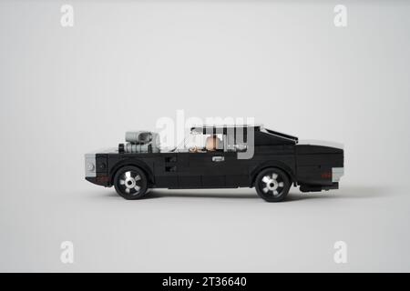 Fast Furious 1970 Dodge Charger RT.Lego klassisches schwarzes Auto auf weißem Hintergrund. Stockfoto