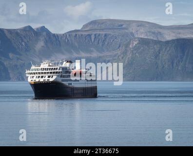 Hammerfest, Norwegen. August 2023. Das Schiff „Havila Polaris“ der Reederei Havila Kystruten fährt aus dem Fjord in Richtung Hafen Hammerfest. Das mit Erdgas betriebene Schiff ist seit dem 18. August 2023 auf Hurtigruten im Einsatz. Quelle: Soeren Stache/dpa/Alamy Live News Stockfoto