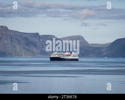 Hammerfest, Norwegen. August 2023. Das Schiff „Havila Polaris“ der Reederei Havila Kystruten fährt aus dem Fjord in Richtung Hafen Hammerfest. Das mit Erdgas betriebene Schiff ist seit dem 18. August 2023 auf Hurtigruten im Einsatz. Quelle: Soeren Stache/dpa/Alamy Live News Stockfoto