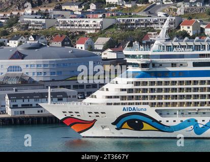 Hammerfest, Norwegen. August 2023. Das Kreuzfahrtschiff AIDAluna liegt im Hafen der Stadt Hammerfest. Das Stadtzentrum befindet sich auf der Insel Kvaloy. Quelle: Soeren Stache/dpa/Alamy Live News Stockfoto