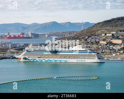 Hammerfest, Norwegen. August 2023. Das Kreuzfahrtschiff AIDAluna liegt im Hafen der Stadt Hammerfest. Das Stadtzentrum befindet sich auf der Insel Kvaloy. Im Hintergrund links liegt der LNG-Tanker „Arctic Princess“ (LNG für Flüssigerdgas) am Terminal. Quelle: Soeren Stache/dpa/Alamy Live News Stockfoto