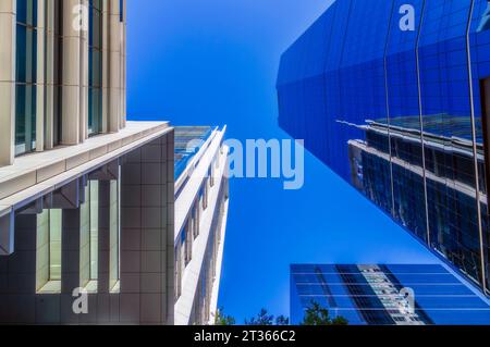 Australien, Queensland, Brisbane, flacher Blick auf hohe moderne Wolkenkratzer Stockfoto