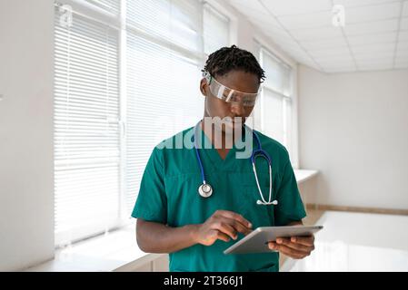 Medizinstudent mit Smart Brille und Tablet-PC im Krankenhaus Stockfoto