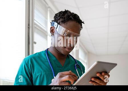 Medizinstudent mit futuristischer Brille und Tablet-PC im Krankenhaus Stockfoto