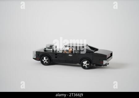 Fast Furious 1970 Dodge Charger RT.Lego klassisches schwarzes Auto auf weißem Hintergrund. Stockfoto