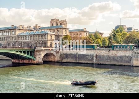 Frankreich, Ile-de-France, Paris, Motorboot vorbei an der Brücke Pont Notre-Dame Stockfoto