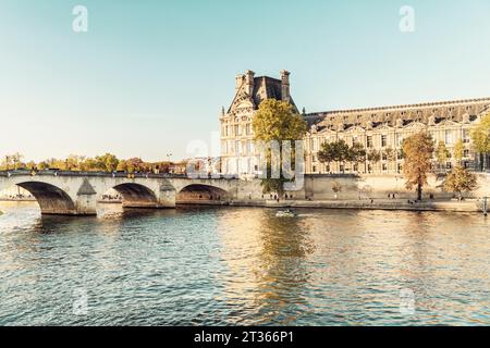 Frankreich, Ile-de-France, Paris, Pont du Carrousel und Musee du Louvre Stockfoto