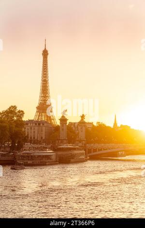 Frankreich, Ile-de-France, Paris, seine bei Sonnenuntergang mit Eiffelturm und Brücke Pont Alexandre III im Hintergrund Stockfoto