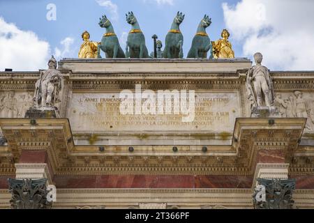Statuen und Wagen auf dem Triumphbogen des Karussells (französisch: Arc de Triomphe du Carrousel) aus nächster Nähe. PARIS - 29. APRIL 2019 Stockfoto