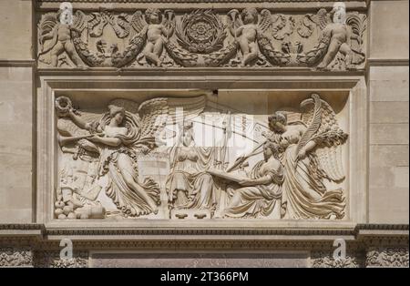BAS-Relief auf dem Triumphbogen des Karussells (französisch Arc de Triomphe du Carrousel). PARIS - 29. APRIL 2019 Stockfoto