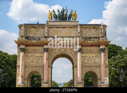 Legendärer Triumphbogen des Karussells (französisch Arc de Triomphe du Carrousel). PARIS - 29. APRIL 2019 Stockfoto