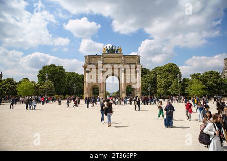 Touristen machen Fotos vom Triumphbogen des Karussells (französisch: Arc de Triomphe du Carrousel) am Place du Carousel. PARIS - 29. APRIL 2019 Stockfoto