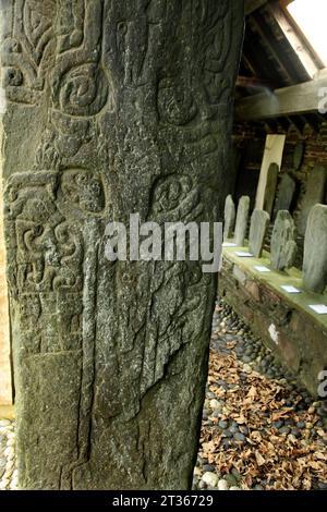 Antike mittelalterliche Manx-Kreuze im Kirk Maughold Kirchhof, Maughold, Isle of man. Stockfoto