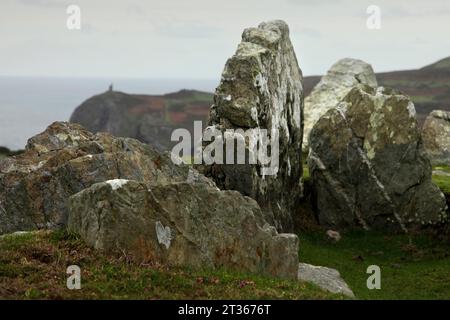 Das neolithische Begräbnisgelände des Meayll Hill Stone Circle mit Blick auf Port Erin, Isle of man. Stockfoto