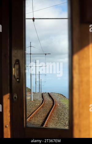 Das Innere der Snaefell Mountain Railway-Straßenbahn wartet auf die Abfahrt vom Bahnhof Snaefell, Isle of man. Stockfoto