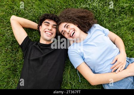 Junge Freunde entspannen und lachen auf Gras Stockfoto