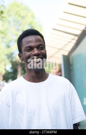 Glücklicher junger Mann mit weißem T-Shirt Stockfoto