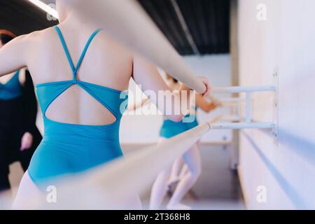 Balletttänzerin in der Tanzschule in der Nähe des Geländes Stockfoto