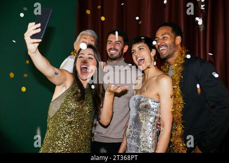 Glückliche Frau, die zu Hause mit der Familie Selfie macht Stockfoto