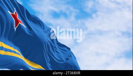 Die Flagge von Aruba winkt im Wind an klaren Tagen. Hellblaues Feld, 2 gelbe Streifen, 4 roter Stern. Farben stehen für Meer, Fülle, Frieden und o Stockfoto