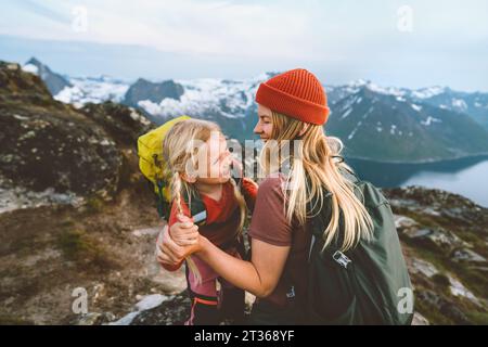 Mutter und Tochter Wanderer haben Spaß in Norwegen Berge reisen zusammen aktiv gesunde Lebensweise Familienurlaub Frau spielt mit Kind Mutter's Stockfoto