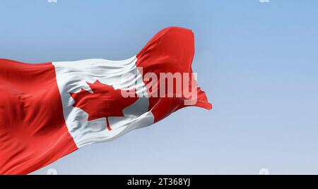 Die kanadische Nationalflagge winkt an einem klaren Tag im Wind. Weißes Quadrat in der Mitte und rotes Ahornblatt mit elf Punkten. 3D-Illustrationen rendern. Stockfoto