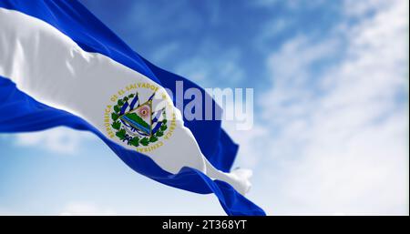 Nationalflagge von El Salvador winkt an einem klaren Tag im Wind. Blaue, weiße und blaue horizontale Streifen, nationales Wappen in der Mitte. 3D illu Stockfoto