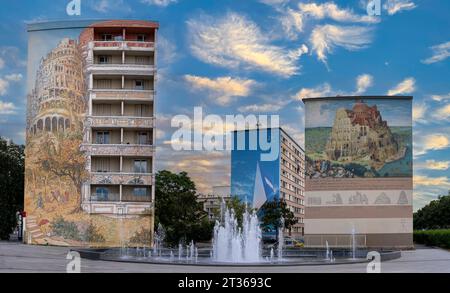 Lyon, Frankreich - 08 30 2021: Fresken von Lyon. Sehen Sie Details der Fassaden mit den Fresken des Turms von Babel und Shanghai Stockfoto