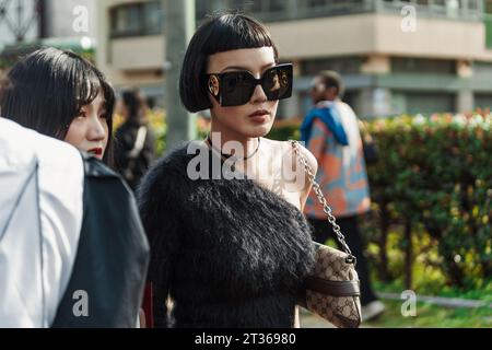 Kiwi Lee trägt ein schwarzes One-Shoulder Top, Sonnenbrille, Gucci Tasche, draußen Gucci Show während der Mailand Fashion Week Damenmode Frühjahr/Sommer 2024. Stockfoto