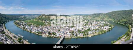 Deutschland, Rheinland-Pfalz, Traben-Trarbach, Panoramablick auf die Flussstadt im Moseltal Stockfoto