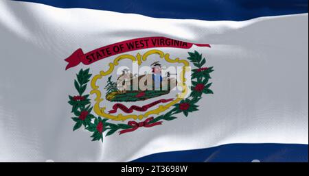 Aus nächster Nähe winkte die Staatsflagge von West Virginia. Weißes Feld, blauer Rand, Staatswappen und rotes Band. Rendern der 3D-Darstellung. Flattern Stockfoto