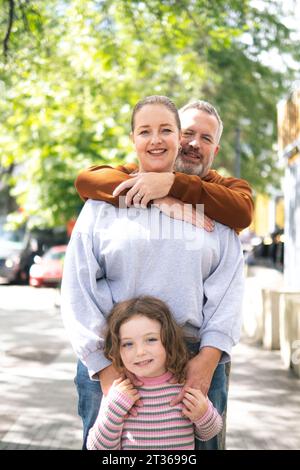 Glückliche Familie, die gemeinsame Freizeit auf der Straße genießt Stockfoto