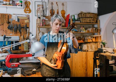 Geigenbauer bei der Violine in der Werkstatt Stockfoto