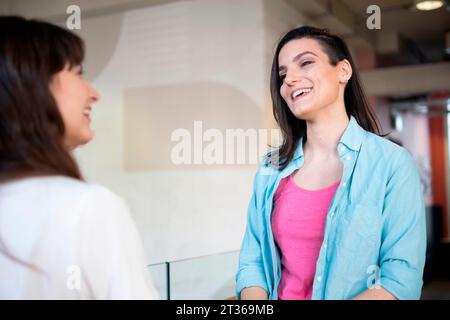 Lächelnde Frau im Gespräch mit Freund Stockfoto