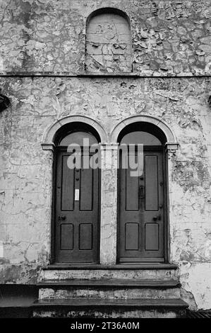 Viktorianische Reihenhäuser mit gerissener Farbe, St Ann's Well Road während der Slumräumung und des Abbruchs von viktorianischem St Ann's, Nottingham. 1969-1972 Stockfoto