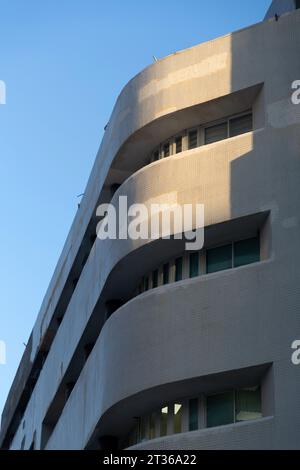Typisches Bauhaus-inspiriertes Architekturdetail aus Tel Aviv, auch bekannt als die Weiße Stadt. Tel Aviv beherbergt häufig Beispiele des modernistisch-Bauhaus-Archits Stockfoto