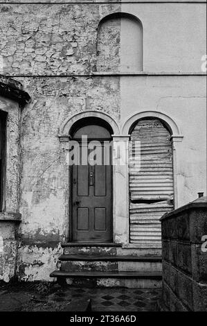 Viktorianische Reihenhäuser mit gerissener Farbe, St Ann's Well Road während der Slumräumung und des Abbruchs von viktorianischem St Ann's, Nottingham. 1969-1972 Stockfoto