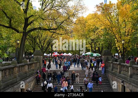 Am 22. Oktober 2023 laufen die Menschen unter herbstfarbenen Bäumen entlang der Mall im Central Park in New York City. Stockfoto